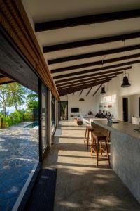 涛岛Lunar Villas Koh Tao - Luxury Private Pool Villas的房屋的开放式厨房和用餐区