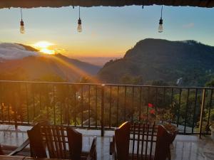 埃拉黄金景观旅馆的日落山景餐桌