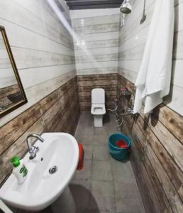 瑞诗凯诗The FnF Resort & Camping - Rishikehs的一间带水槽和卫生间的浴室