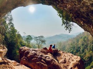 Pang MaphaGJ TOUR的两个人坐在岩石的顶部