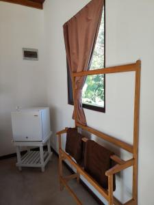 乌纳瓦图纳Arazo villa的客房设有双层床和窗户。