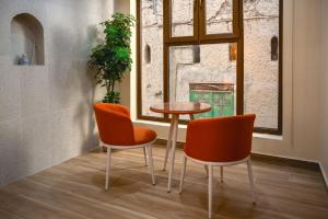 尼兹瓦House 76的两个橙色椅子和一张桌子
