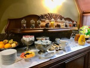 比得哥什Bohema Boutique Hotel & Spa的自助餐,包括甜点和其他食物在餐桌上