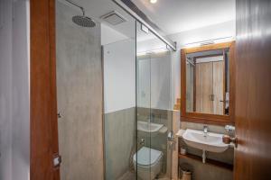 埃拉恩罗克酒店的一间带水槽、卫生间和镜子的浴室