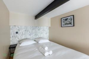 里昂Duplex-Université的卧室配有白色的床铺和白色的枕头