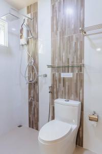 MahibadhooMEHEL - Holiday Home - Mahibadhoo的一间带卫生间和淋浴的浴室