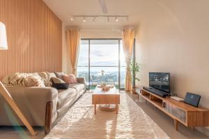 金马仑高原Serene Muji Family Cottage(2-7pax) & Sunrise View的带沙发和电视的客厅