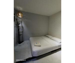 吉隆坡EXPRESS OYO HOTEL的小房间,配有白色的床和毛巾