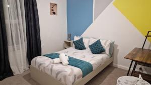 吉林汉姆Beautiful 2-Bed House in Gillingham的一间卧室配有蓝色和白色的床