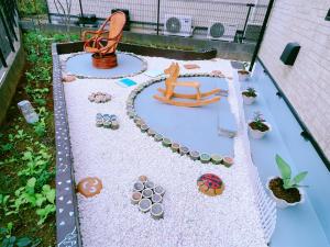 八王子市美山小屋-临近东京夏日乐园，高尾山，相模湖游乐园的一个带长椅的花园模型