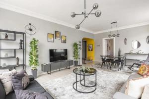 伊斯坦布尔Renovu Premium House in Nisantasi的带沙发和电视的客厅