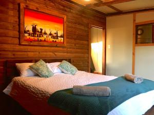 WitelsbosPura Vida Forest Cabin的一间卧室配有一张壁画床