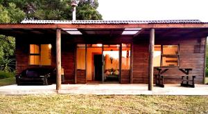 WitelsbosPura Vida Forest Cabin的小屋前方设有桌子