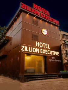 孟买Hotel Zillion Executive - Kurla West Mumbai的建筑一侧有标志的酒店