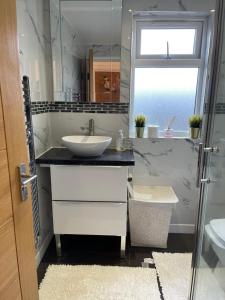 BroadwaterNISHAT & AMAAN的白色的浴室设有水槽和镜子