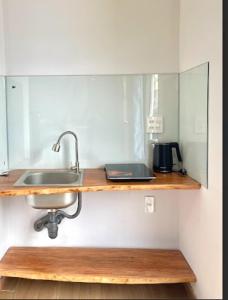 芹苴MIDMOST CASA的厨房配有水槽和带镜子的台面