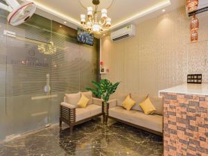 孟买Hotel Zillion Executive - Kurla West Mumbai的客厅配有沙发和桌子