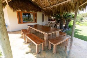 拉斯加勒拉斯Villa Punta Coral的天井上的木桌和长凳