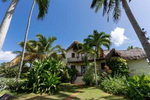 拉斯加勒拉斯Villa Punta Coral的棕榈树海滩上的房子