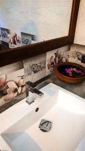 阿鲁甘湾Hilltop House的浴室设有白色水槽和镜子