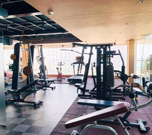 海阳Apec Mandala hotel & suites Hải dương的健身房设有数台跑步机和健身自行车