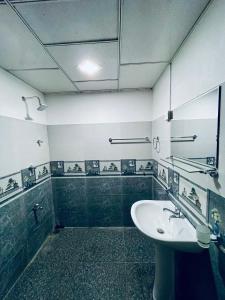 肯克拉Lucky Lodge的一间带水槽和镜子的浴室