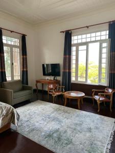 王子岛群Kensington Prince's Island Historical Mansion的客厅配有床、椅子和窗户