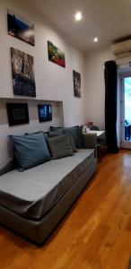 罗马威尼斯广场公寓及露台的一间客厅,客厅内配有一张大床
