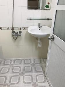 芽庄Lucky Home的白色的浴室设有水槽和镜子