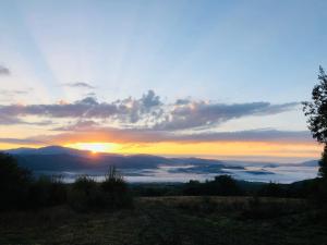 索洛钦Еко Дім з СОЛОМИ的日落和日落,在群山上