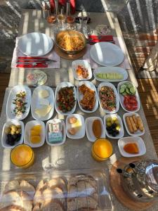 塞尔丘克in Ephesus Hotel and Art Galery的一张桌子上摆着许多不同的食物