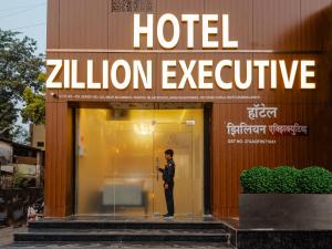 孟买Hotel Zillion Executive - Kurla West Mumbai的站在酒店窗口的人