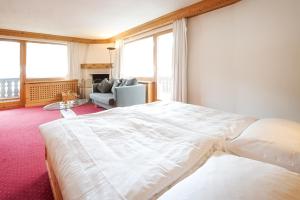 席尔瓦普拉纳阿尔巴纳斯尔瓦普拉那酒店的卧室配有一张白色的大床和一张沙发。