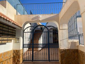 莫哈卡尔mirazul mojacar的带有铁门的建筑物入口