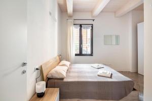 伊莫拉Piazza Savonarola 13的一间卧室设有一张床和一个窗口