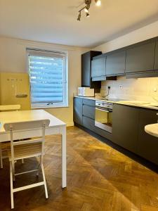 伦敦Gero's One Bedroom apartment London NW8的厨房配有白色的桌子和窗户。