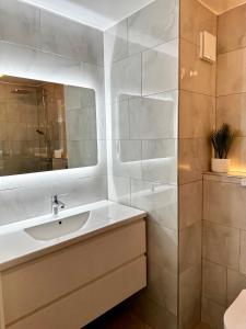 伦敦Gero's One Bedroom apartment London NW8的白色的浴室设有水槽和镜子