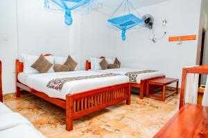 埃拉黄金景观旅馆的一间卧室配有两张带枕头的床。