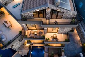 纳夫普利翁Opal Executive Suites的享有带游泳池的房屋的顶部景致