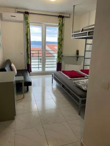 马鲁希奇Hostel Dalmatia的一间卧室设有一张床和一个美景阳台