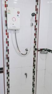 南府斯瓦迪兰纳酒店的带淋浴的浴室