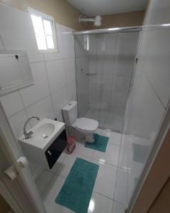 博阿维斯塔Container LB CAXU的浴室配有卫生间、淋浴和盥洗盆。