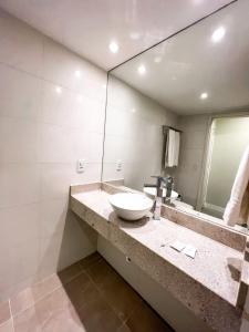 巴西利亚Apart Hotel em Brasília - MA Empreendimentos的一间带水槽和镜子的浴室