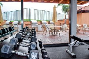 阿维拉海滩Hilton Vacation Club San Luis Bay Avila Beach的一间健身房,里面设有一排哑铃和一个露台