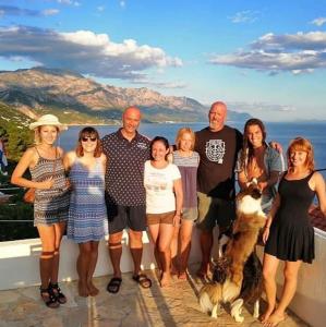 马鲁希奇Hostel Dalmatia的摆在阳台上的照片的家庭