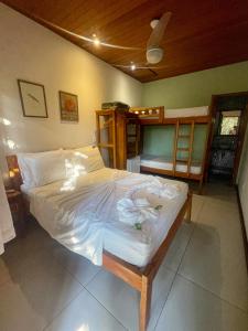 阿布拉奥阿巴特劳兹旅馆的一间卧室配有白色床单