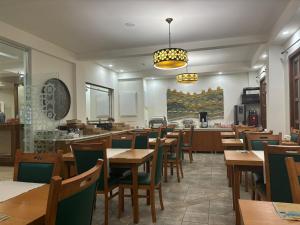 安塔利亚雅高斯酒店的用餐室配有木桌和椅子
