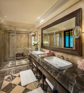 瓜廖尔Taj Usha Kiran Palace, Gwalior的一间带两个盥洗盆和大镜子的浴室
