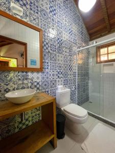 阿布拉奥阿巴特劳兹旅馆的浴室配有卫生间、盥洗盆和淋浴。