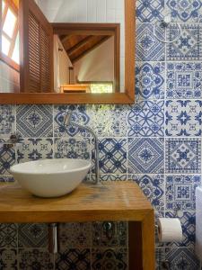 阿布拉奥阿巴特劳兹旅馆的浴室设有水槽和蓝色及白色瓷砖